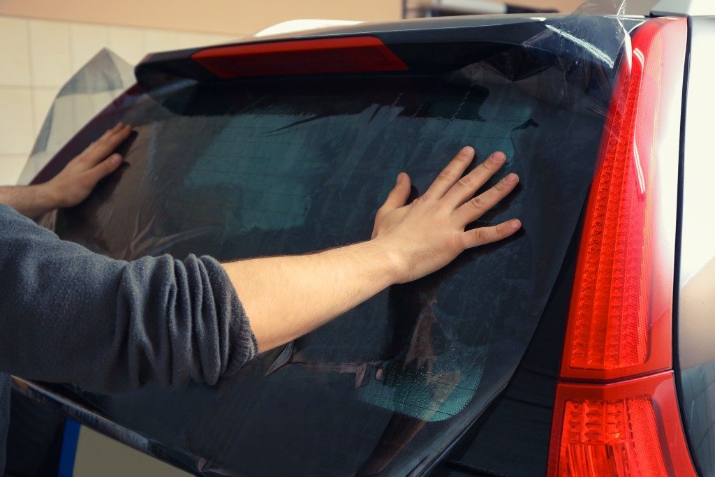 installing car window tint